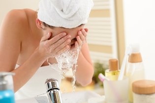 Тщательно вымойте лицо холодной водой с небольшим количеством мыла или без него.